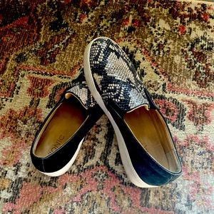 Vionic Demetra Size 8 snake and black suede slip on
